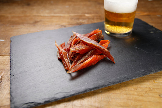 鮭魚肉乾保存方法完整指南：鮭魚皮酥片開封後這樣放，配日本酒與啤酒更好吃